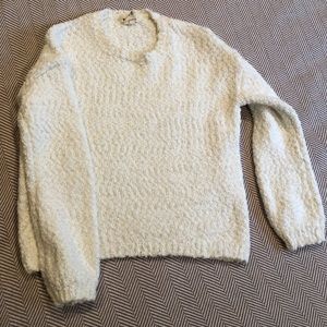 Hey I’m selling this cozy sweater in white.